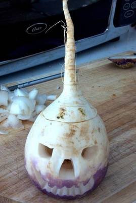 (使用芜菁制作的"南瓜灯")