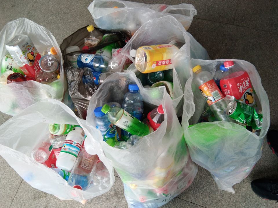 5个同学一起把垃圾拿下去卖掉,既卖掉了瓶子又锻炼了同学卖垃圾的能力